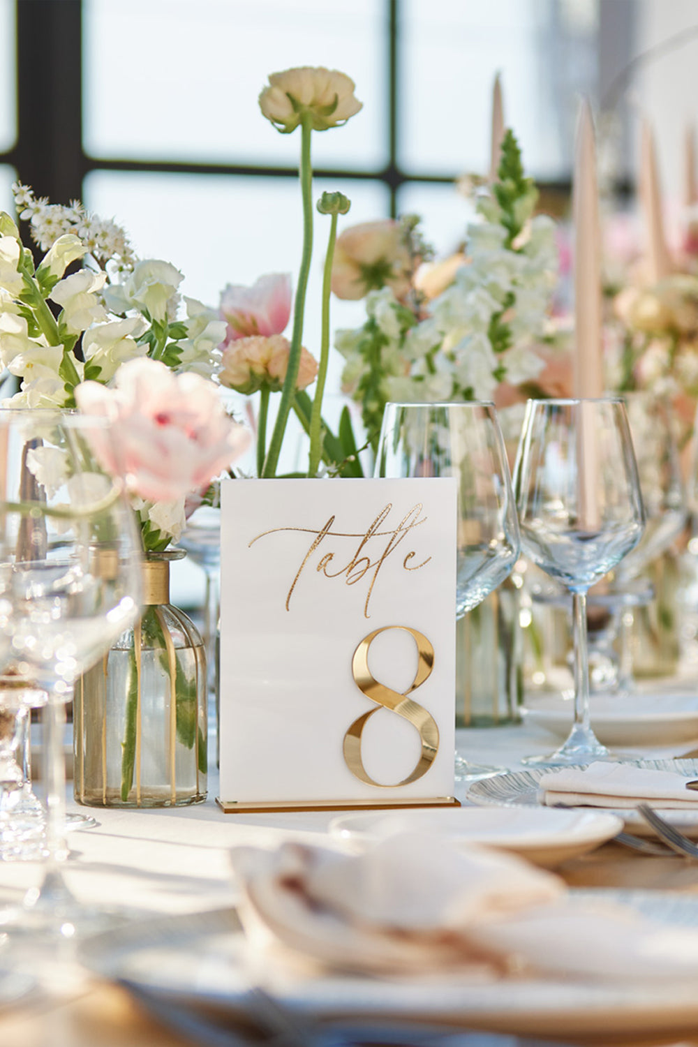 Luxury white and gold wedding table centerpiece ideas.