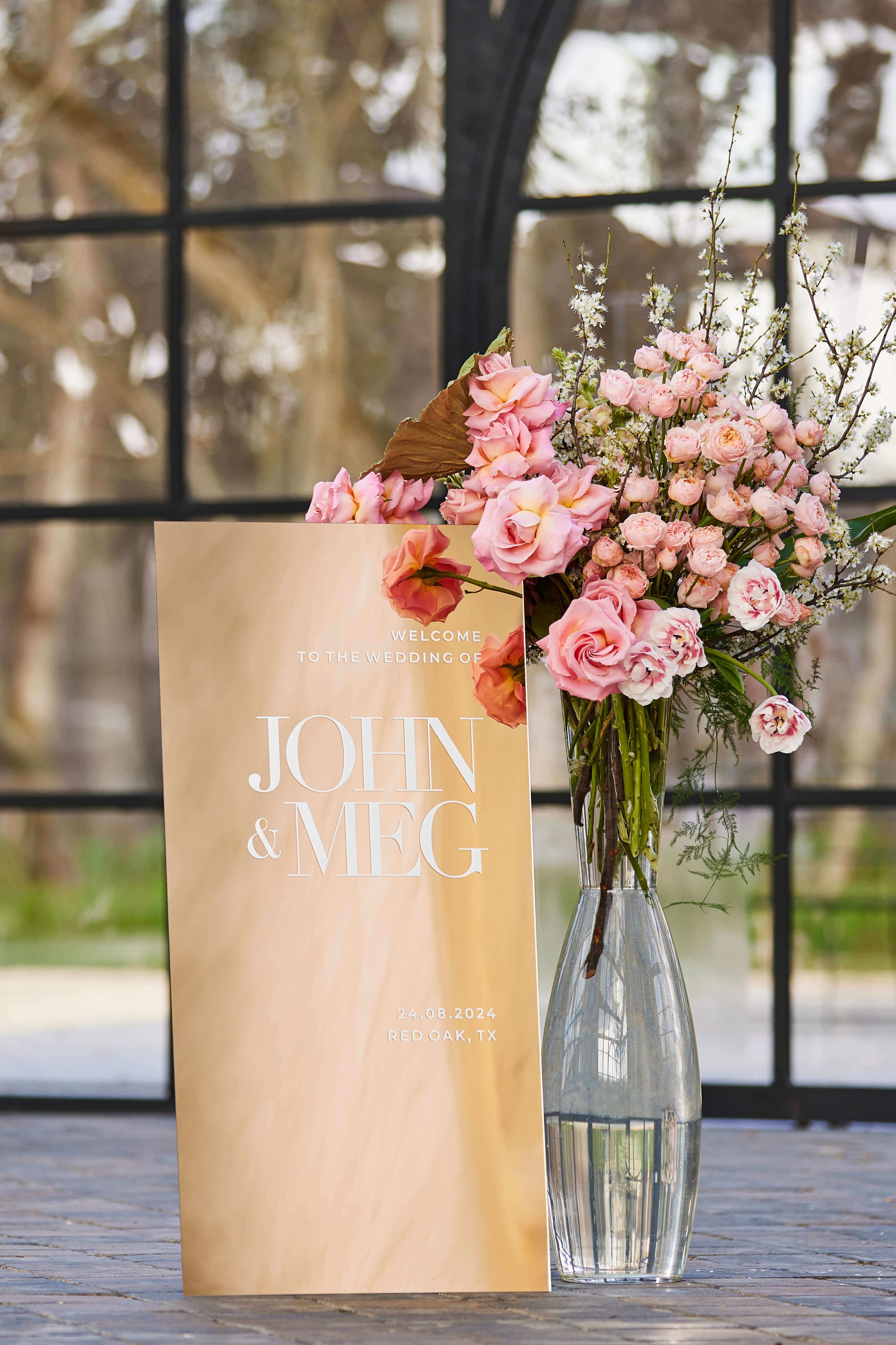 Modern wedding decor featuring a rectangular gold mirror acrylic welcome sign.