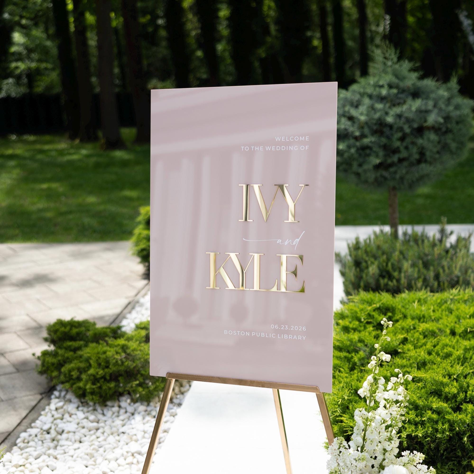 Reception decor highlighting the couple's names in 3D gold on pink